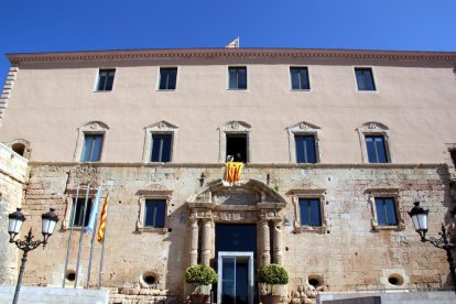 Imagen de archivo de la fachada del Ayuntamiento de Torredembarra, justo después de colgarse la estelada.