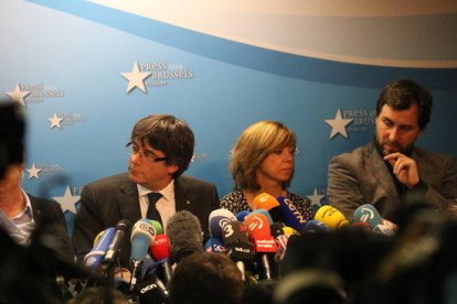 Puigdemont y el resto de consellers durante la rueda de prensa este 31 de octubre en Bruselas.