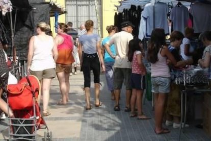 Intervenidas más 300 prendas de ropa falsificada en Cambrils