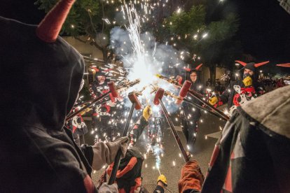 El Ball de Diables de la Pobla va convidar a altres colles al correfoc de dissabte.