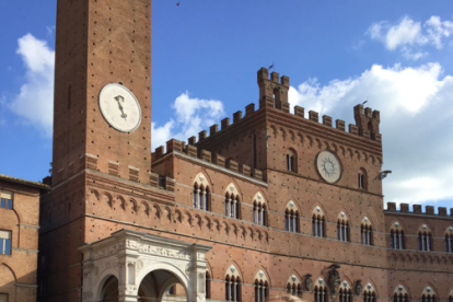 La joven tarraconense en la Piazza del Campo, donde se hace el Palio.