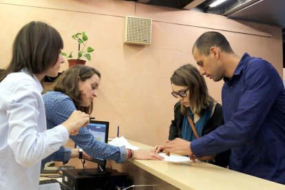 Sandra y Jordi, en el momento de convertirse en los primeros al constar en el nuevo Registro de parejas estables de Cataluña, el 3 de abril de 2017 en Barcelona.