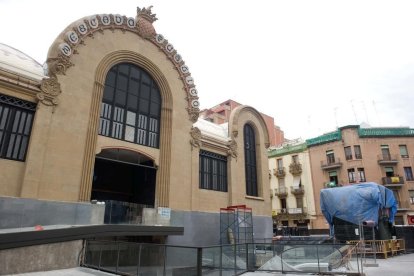 Porta d'accés a la planta baixa, on estan situats els locals comercials i el Mercadona.