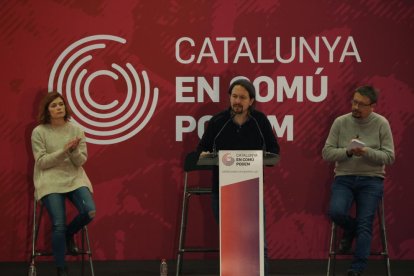 Els caps de llista dels comuns el 21-D, Elisenda Alamany i Xavier Domènech, aplaudeixen el dirigent de Podemos, Pablo Iglesias