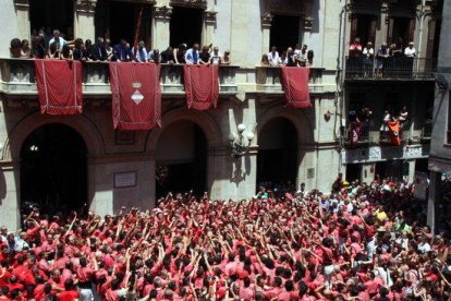 La Colla Vella dels Xiquets de Valls celebrant el 2 de 9 a la plaça del Blat, per Sant Joan de l'any passat.