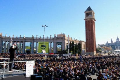 Tret de sortida del multitudinari concert a la plaça d'Espanya de Barcelona, amb 10.000 músics i cantaires