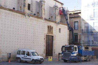 Parte de la fachada de la iglesia de Natzaret, situado en la plaça del Rey y sede de la Congregació, se rehabilitó.