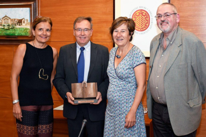 Els professors Laura Román, Antoni Carreras, Catalina Jordi i Antoni Pigrau, amb el premi.