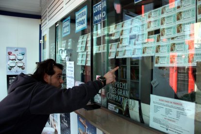 Números de los sorteo del Niño en una administración de Lotería.