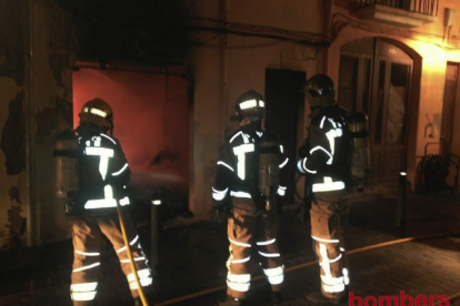 Sis dotacions de Bombers van treballar per apagar l'incendi produït al número 4 del carrer de Gornals.