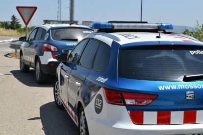 Imatge d'arxiu de dos vehicles dels Mossos d'Esquadra.