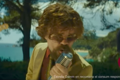 Peter Dinklage en un moment del tràiler, amb la Cala Romana de Tarragona al fons.