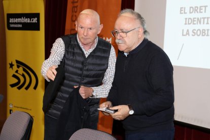 Juan José Ibarretxe y Josep Lluís Carod-Rovira, instantes antes del inicio de la conferencia.