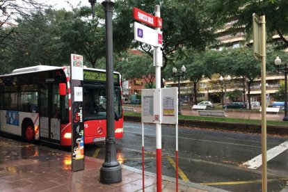 Les parades es modifiquen perquè els cecs detectin la mida dels cartells amb el seu pal.