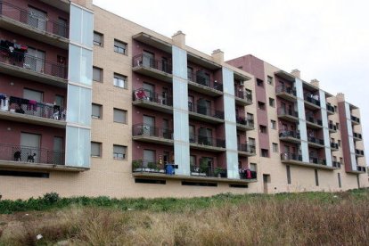 Imatge d'arxiu d'un bloc de pisos del carrer Prat de la Riba de Constantí.