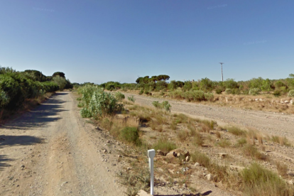 El hombre conducía el tractor por la riera de Maspujols.