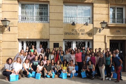 Fotografía de familia del acto, que ha contado con la presencia de los nuevos médicos.