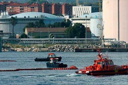 Imatge d'arxiu d'una fuita produïda al Port de Tarragona el 2012.