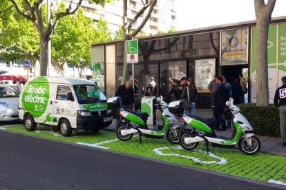 La electrolinera de vehículos eléctricos en la plaza Llibertat de Reus, en una imagen de archivo.