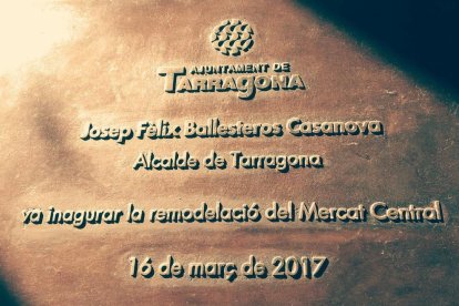 Imagen de la placa que recuerda la inauguración del Mercat Central.