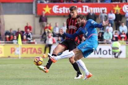 Srdjan Babic disputa una pelota con el delantero del Nàstic Álex López en el transcurso del derbi en el Estadi (1-0), el 20 de noviembre.