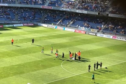 Els jugadors del Nàstic, escalfant.