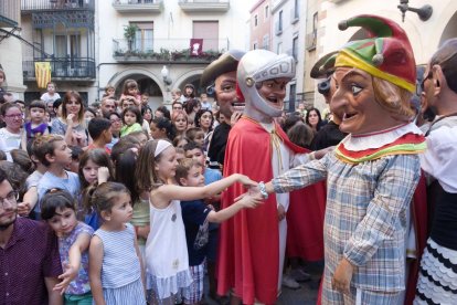 Els Nans de la ciutat saludant als nens i nenes que van omplir la plaça del Blat.