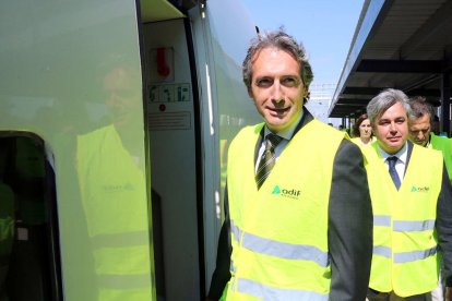 Íñigo de la Serna, pujant a un tren laboratori d'Adif, a l'estació de Cambrils, per supervisar el tram del Corredor Mediterrani fins a l'Hospitalet de l'Infant.