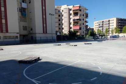 El patio de la Escuela Els Àngels se convierte en un espacio habitual de 'botellón'