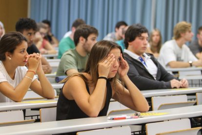 Estudiantes realizando las pruebas de acceso en la universidad en una convocatoria anterior.