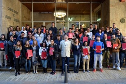 Fotografía de familia de los alumnos después de recibir los diplomas.