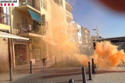 El simulacre en el qual s'ha cremat un vehicle al pàrquing soterrat del passeig marítim.