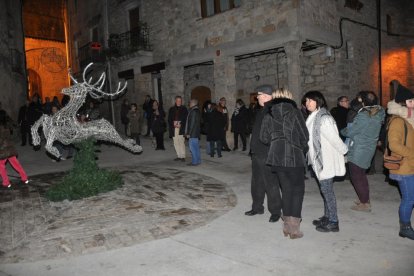 Los vecinos se acercaron a la plaza para vivir el encendido de las luces de Navidad.