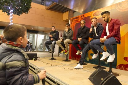 Fran Carbia, Edgar Badia, Natxo González, David Querol y Jorge Díaz respondieron a las preguntas de sus pequeños y jóvenes aficionados.