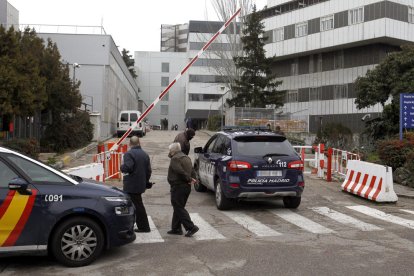 Dotaciones policiales en uno de los accesos al hospital de La Paz este viernes.