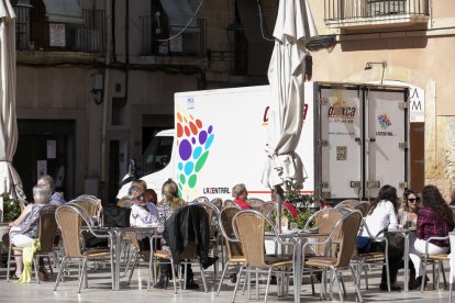 Una furgoneta travessant la Plaça del Fòrum ahir passades les onze del matí.