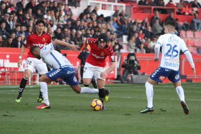 El migcentre defensiu intenta superar un rival en una imatge d'arxiu d'un partit de la temporada passada.