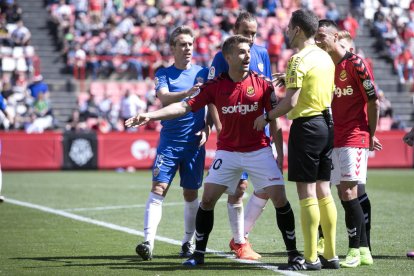 Juan Muñiz, discutiendo con Aitor Gorostegui Fernández, árbitro encargado de dirigir el Nàstic-Almeria del pasado domingo.