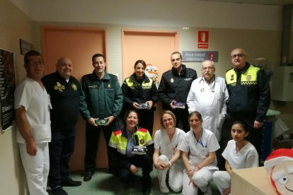 Imagen de la visita de los cuerpos policiales al Hospital del Vendrell