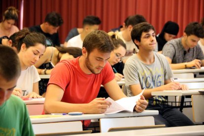 Un alumne fulleja un examen.