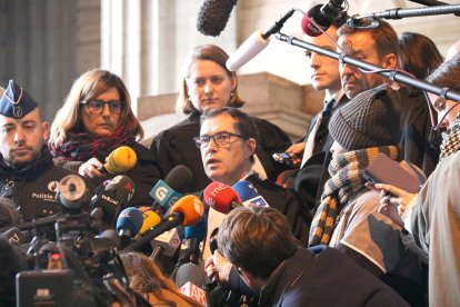 L'advocat de la defensa Jaume-Alonso Cuevillas durant la compareixença després de la vista de Carles Puigdemont i els quatre consellers cessats a Brussel·les.