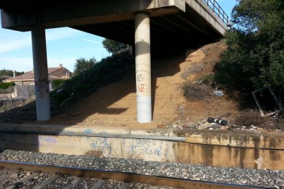 Imagen de los pilares del puente de Cambrils Badia.