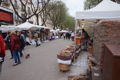 Una seixantena d'artesans participen a la Fira de Maig