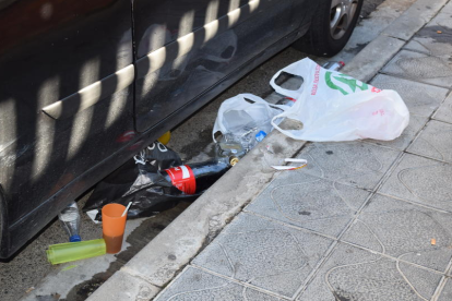 Imatge d'arxiu de restes de 'botellón' a la via pública.