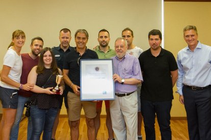 Fotografía de familia de la entrega del trofeo, con algunos de los periodistas que integran el Grupo y Natxo González.