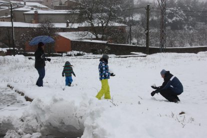 Una família amb dos nens que juga a la neu a Prades el passat 2016 en una imatge d'arxiu.