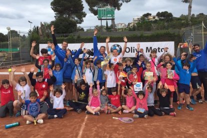 Fotografía de familia de la jornada deportiva.