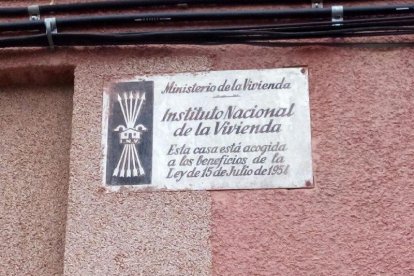 imatge d'una de les plaques franquistes encara presents als edificis de Vila-seca.