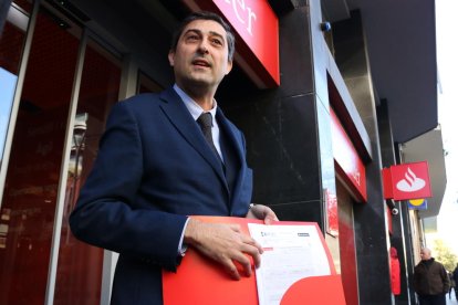 El tresorer de l'ANC, Marcel Padrós, en sortir de l'entitat bancària on han fet el pagament de les fiances de sis dels consellers destituïts.