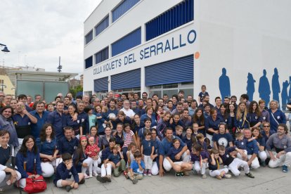 Fotografia de familia davant el nou local dels mariners.